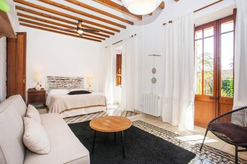 柳维Casa Mona Turismo de Interior的白色的客房配有床、沙发和桌子