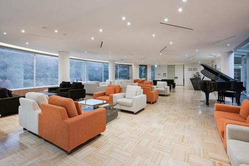 Sangch'oHotel West of Canaan (Korea Quality)的带沙发和三角钢琴的客厅