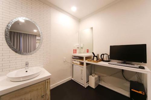 釜山Prince Motel的白色的浴室设有水槽和镜子