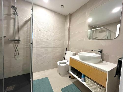 Sere KundaKololi Sands Apartments的浴室配有卫生间、盥洗盆和淋浴。