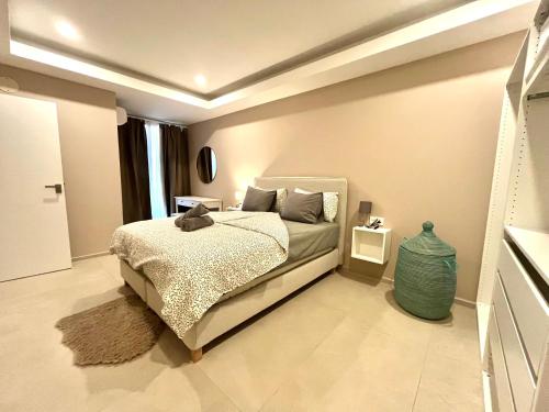 Sere KundaKololi Sands Apartments的一间卧室,配有一张床和一个花瓶