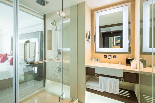 南京南京新街口苏宁诺富特酒店的带淋浴和盥洗盆的浴室