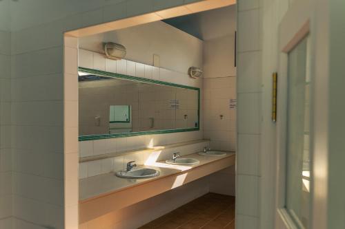 埃尔罗西奥Kampaoh El Rocío的一间带两个盥洗盆和大镜子的浴室