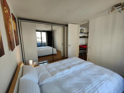 费尔德基希2 bedroom Apartment at Bahnhofcity的卧室配有一张白色大床
