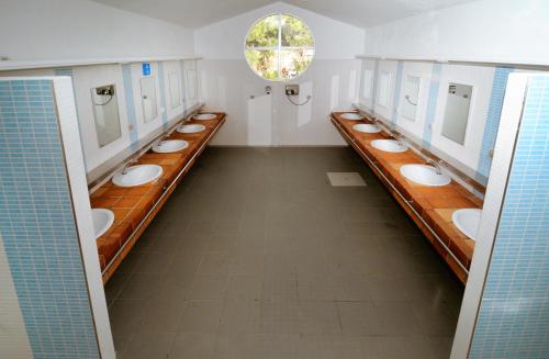 圣玛丽亚港Kampaoh El Puerto de Santa María的浴室设有一排盥洗盆和镜子