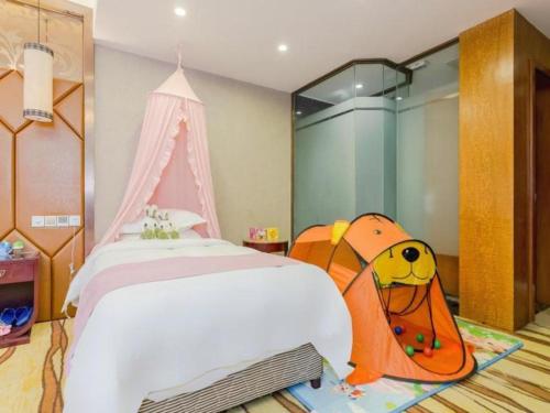 双流VX Hotel Chengdu Jiaolong Port Haibin的儿童卧室配有一张白色大床和帐篷