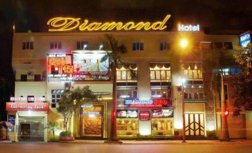 Thái BìnhHotel Diamond的一座建筑,上面有夜间读钻石酒店的标志