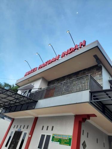 GadutPakoan Indah Hotel Bukittinggi的一座带阳台的建筑