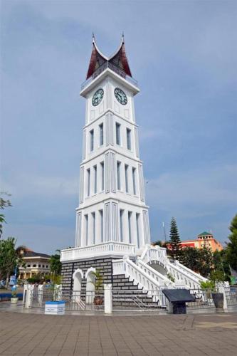 GadutPakoan Indah Hotel Bukittinggi的塔顶上有一个钟