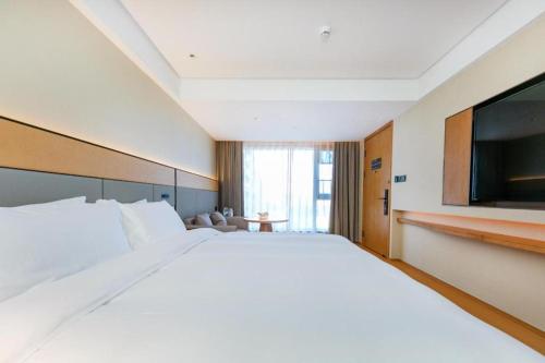 Ji Hotel Wenzhou Economic Development Zone Binhai Park客房内的一张或多张床位