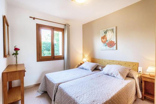 苏昂博Villa Ponent的一间卧室设有两张床和窗户。