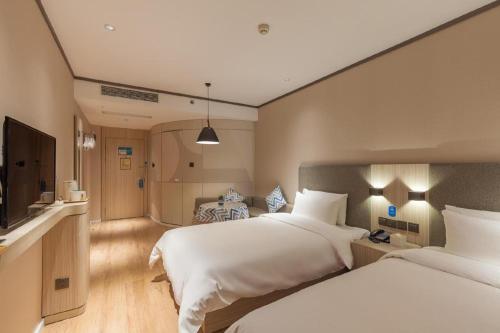 Hanting Hotel Jinan Daguanyuan Wanda客房内的一张或多张床位
