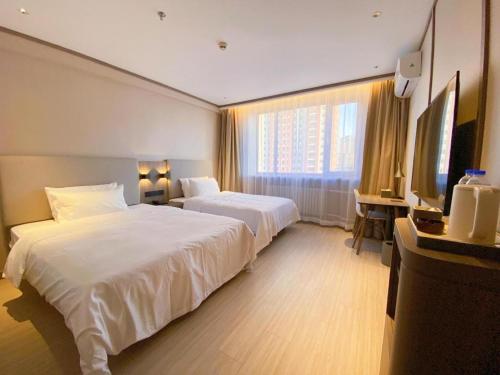 Hanting Hotel Harbin Xuedashijin Qianjin Road客房内的一张或多张床位