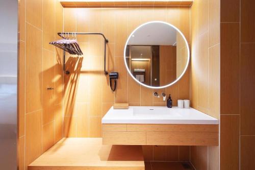 哈尔滨Ji Hotel Harbin West Railway Station的一间带水槽和镜子的浴室