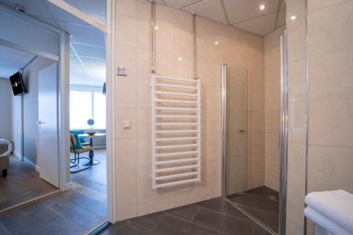 米德尔堡Fletcher Hotel-Restaurant Arneville-Middelburg的玻璃门的房间里设有步入式淋浴间