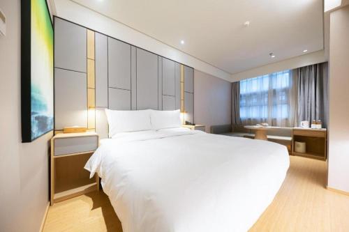 Ji Hotel Shanghai Jiangwan Town Metro Station客房内的一张或多张床位