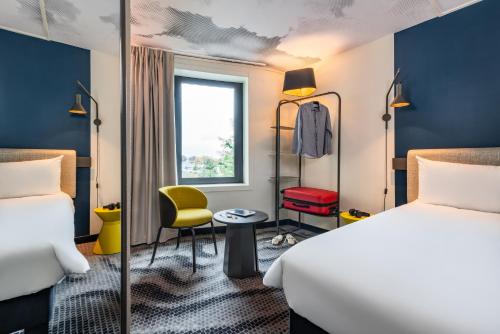 奥利巴黎核心奥利机场宜必思酒店的酒店客房设有两张床和窗户。