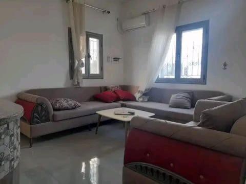 米多恩appartement douha Midoun的客厅配有两张沙发和一张桌子