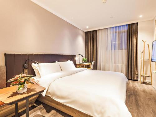 Hanting Premium Hotel Jinan Jiyang Jibei Park客房内的一张或多张床位