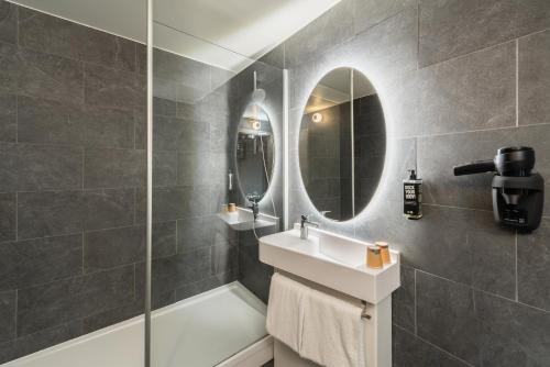 奥利巴黎核心奥利机场宜必思酒店的一间带水槽和镜子的浴室
