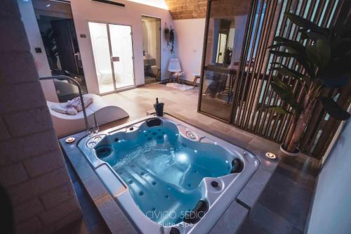 阿尔塔穆拉Civico Sedici Suite & Spa的按摩浴缸位于客房中间