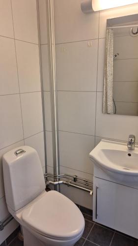 利勒哈默尔Sentrumsnær leilighet - K1的浴室配有白色卫生间和盥洗盆。
