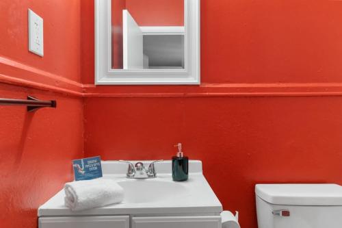 伯明翰The Bricks - Apt 1的一间带水槽和红色墙壁的浴室
