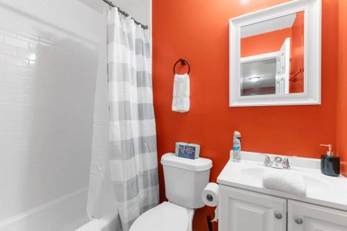 伯明翰The Bricks - Apt 2的浴室配有白色卫生间和盥洗盆。