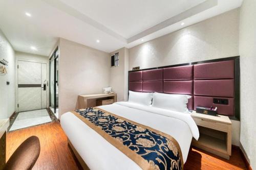 Ch'a-shan-chiehElan Boutique Hotel Wenzhou Longwan Haicheng的一间卧室配有一张大床和紫色床头板