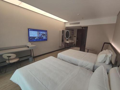 Hanting Hotel Beijing Huojian Wanyuan客房内的一张或多张床位