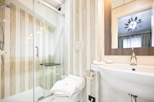 切拉诺Hotel Mastrodattia的浴室配有卫生间、盥洗盆和淋浴。