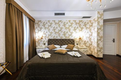 切拉诺Hotel Mastrodattia的一间卧室配有一张大床和两个枕头