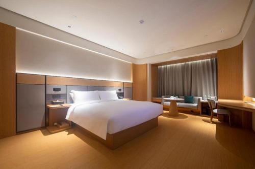 Ji Hotel Changde Hunan Wenli College客房内的一张或多张床位