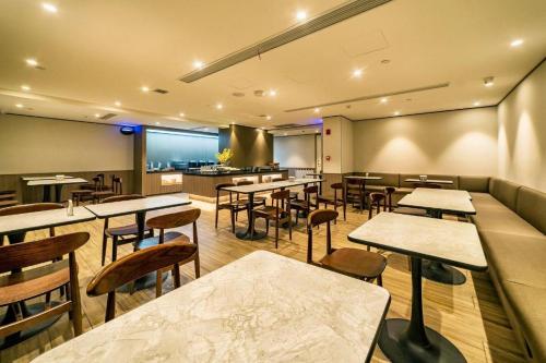 Hanting Hotel Qingdao Xianggang Zhong Road Aofan Center餐厅或其他用餐的地方