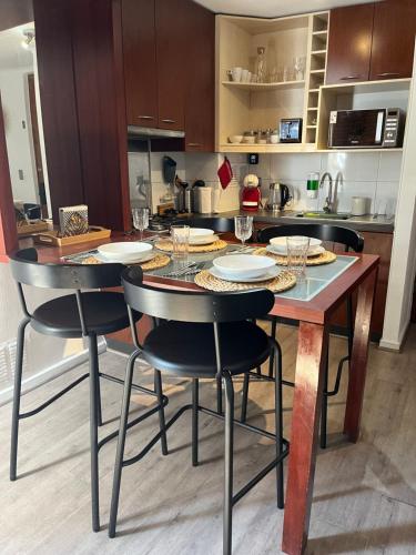 圣地亚哥NR apart的厨房配有桌椅和玻璃杯