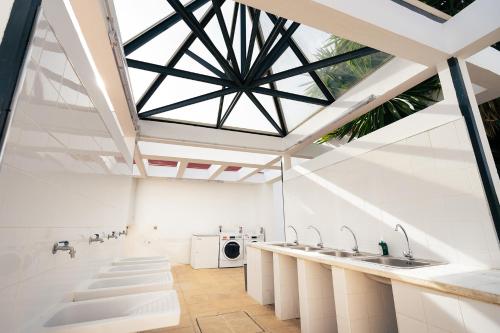 阿尔科斯-德拉弗龙特拉Kampaoh Lago de Arcos的阁楼浴室设有水槽和天窗。
