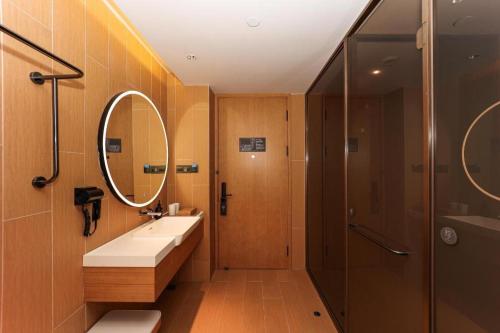 上海Ji Hotel Shanghai Xujiahui Guanshengyuan Road的一间带水槽和淋浴的浴室