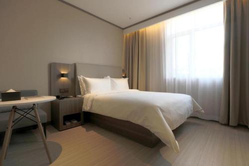 Hanting Hotel Shijiazhuang Zhongshan Xi Road客房内的一张或多张床位