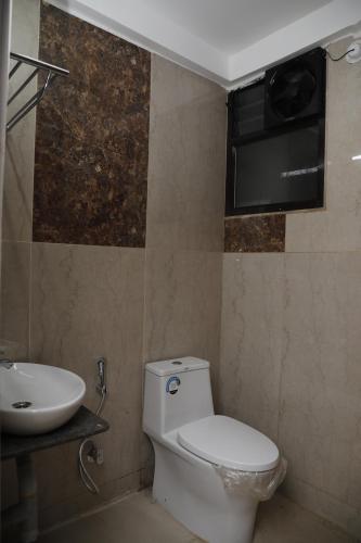 胡布利Balaji gold inn hotel的一间带卫生间和水槽的浴室