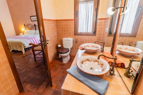 阿兰赫Hotel Rural La Sinforosa的一间带两个盥洗盆和卫生间的浴室