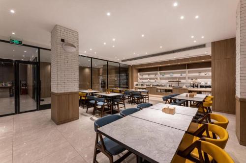 Hanting Premium Hotel Taizhou Wanda Plaza餐厅或其他用餐的地方