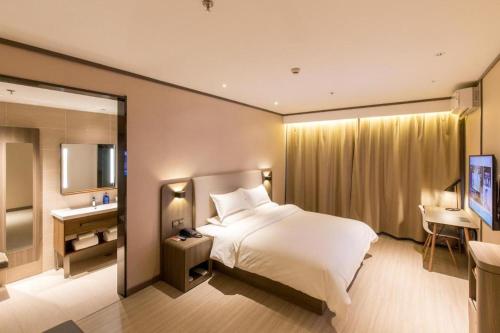 Hanting Hotel Shijiazhuang Shengli Bei Street客房内的一张或多张床位