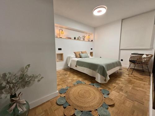 阿尔瓦·德托梅斯Alojamiento BULEVAR的一间卧室配有一张床和地毯
