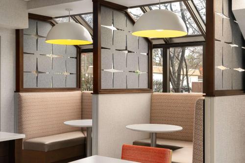 费尔法克斯费尔法克斯市汉普顿旅馆的餐厅设有2张桌子和2个窗户