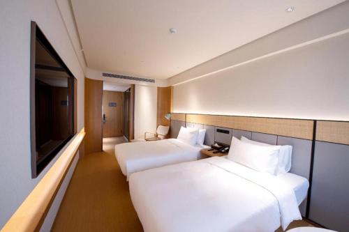 Ji Hotel Qingdao Shandong Road Mixc客房内的一张或多张床位