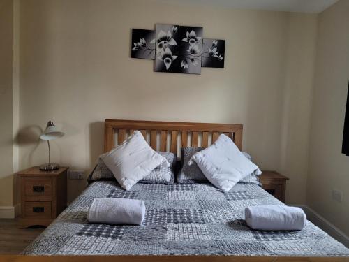 锡廷伯恩Milton Court的一间卧室配有一张带两个枕头的床