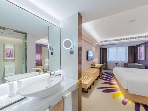 深圳Lavande Hotel Shenzhen Bay Houhai Avenue的一间带两个水槽和一张大床的酒店浴室