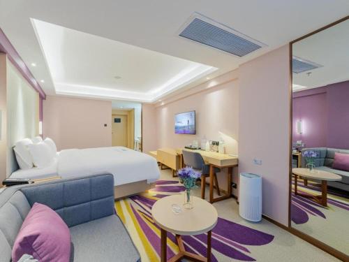 深圳Lavande Hotel Shenzhen Bay Houhai Avenue的酒店客房设有床和客厅。