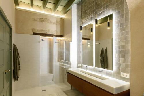 塞维利亚Luxury Palace Sevilla的一间带水槽、淋浴和镜子的浴室