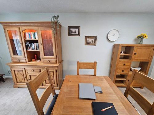 伊斯特布恩Hidden Gem的一间带木桌和椅子的用餐室